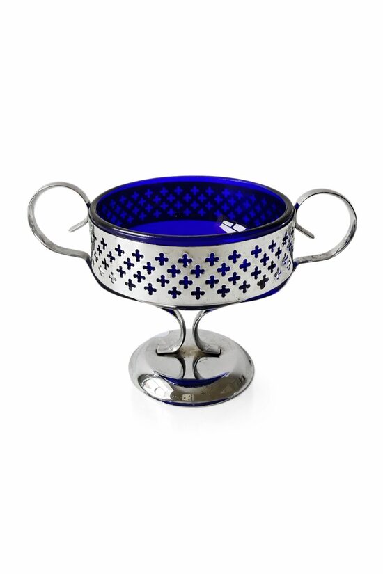 Elegants trauciņš uz kājiņas ar diviem dekoratīviem rokturiem